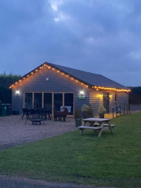 King Richard's Luxury Lodge - Sleeps up to 7 guests - Near Sherwood Forest at Fairview Farm in Nottingham set in 88 acres